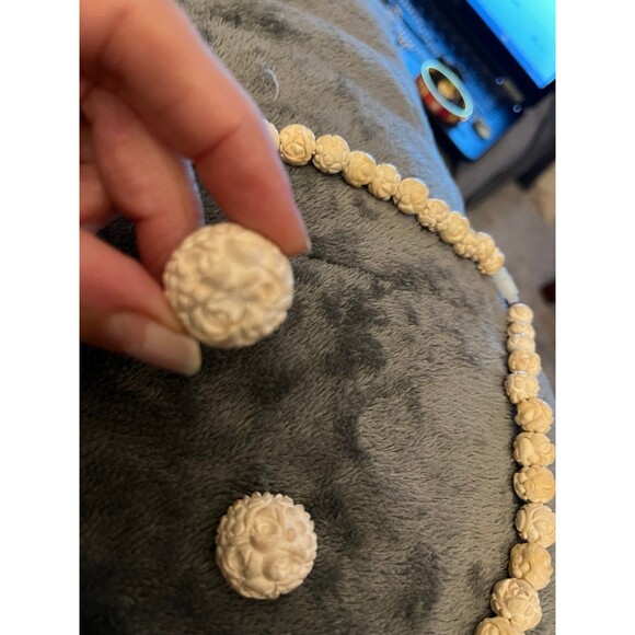 Vintage 1940’s- 50’s Hand carved Necklace & Earrings Cream color - Picture 8 of 11